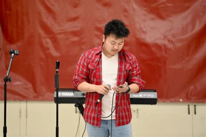 Asa Akjra: The Rising Star in the Music Industry