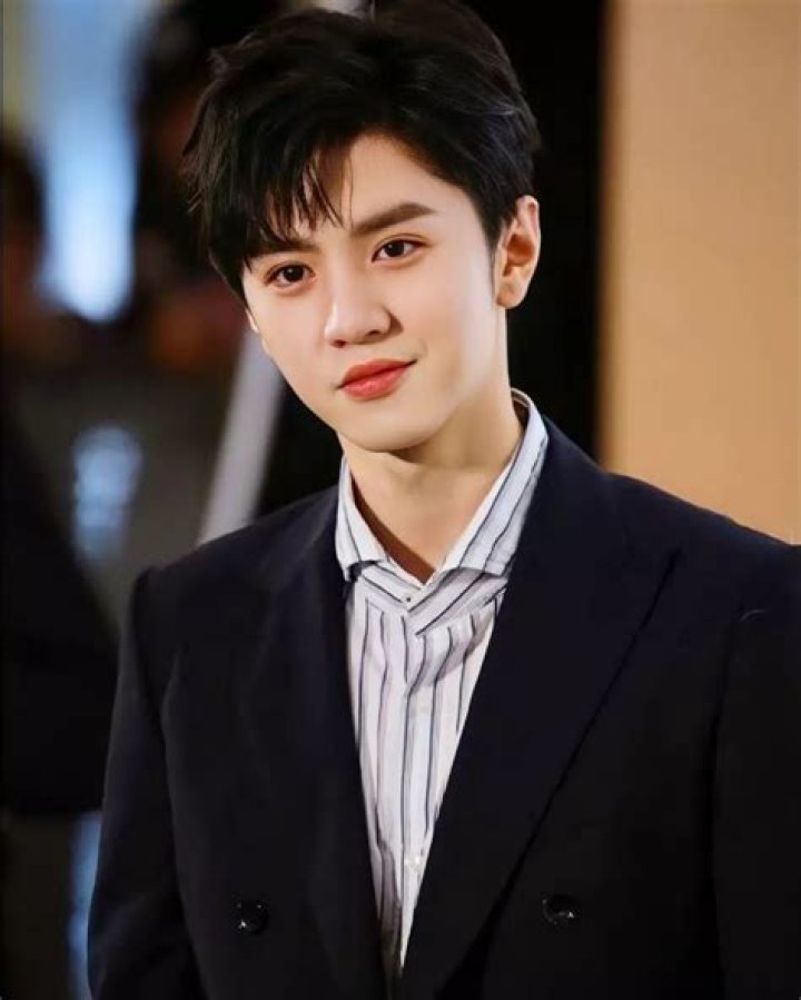 Chen Zheyuan: The Rising Star in the Entertainment Industry