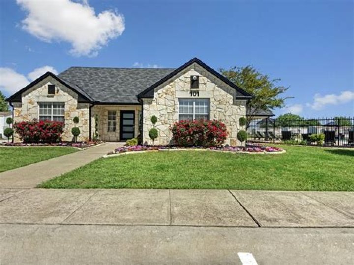 Exceptional Home in Wilmer: 1211 E Pleasant Run Rd