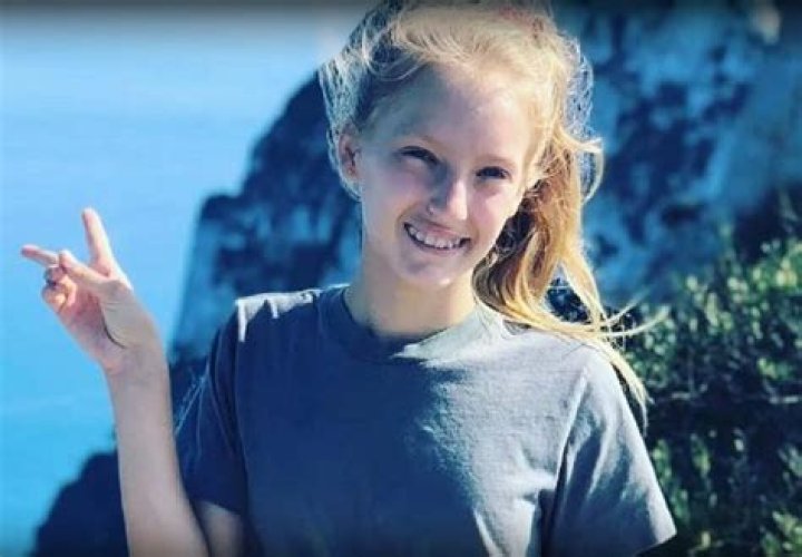 How Old is Karina from ISLAND vs. BROS: A Comprehensive Guide