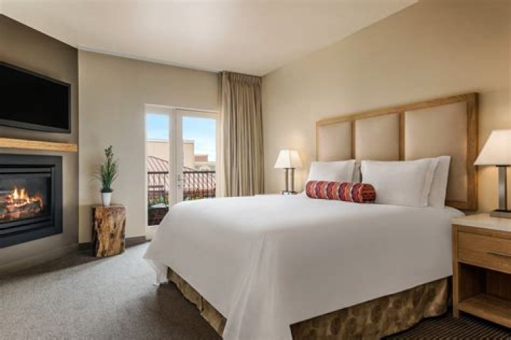 Inn at the 5th Hotel: A Premier Destination for Luxury and Comfort