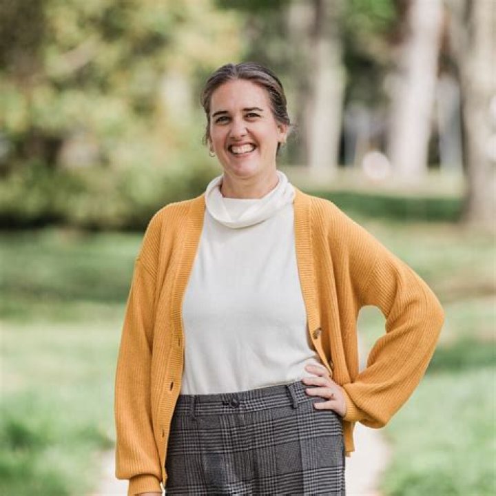 Laurie The Midget Real Name: Unveiling the Story Behind the Iconic Character